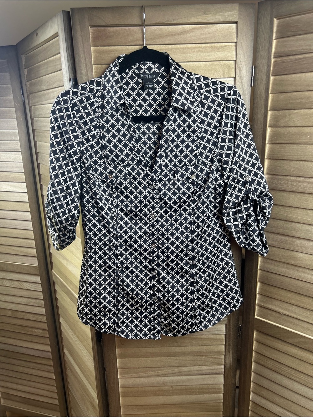 White House Black Market Size 4 Black White Geometric Button Down Shirt